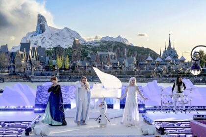Disney Adventure World inauguration ceremony at Disneyland Paris with Anna, Elsa, Olaf, and performers in front of World of Frozen