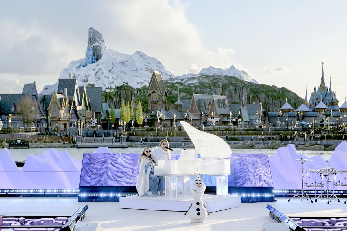 Olaf robotic character and performers at Disney Adventure World inauguration