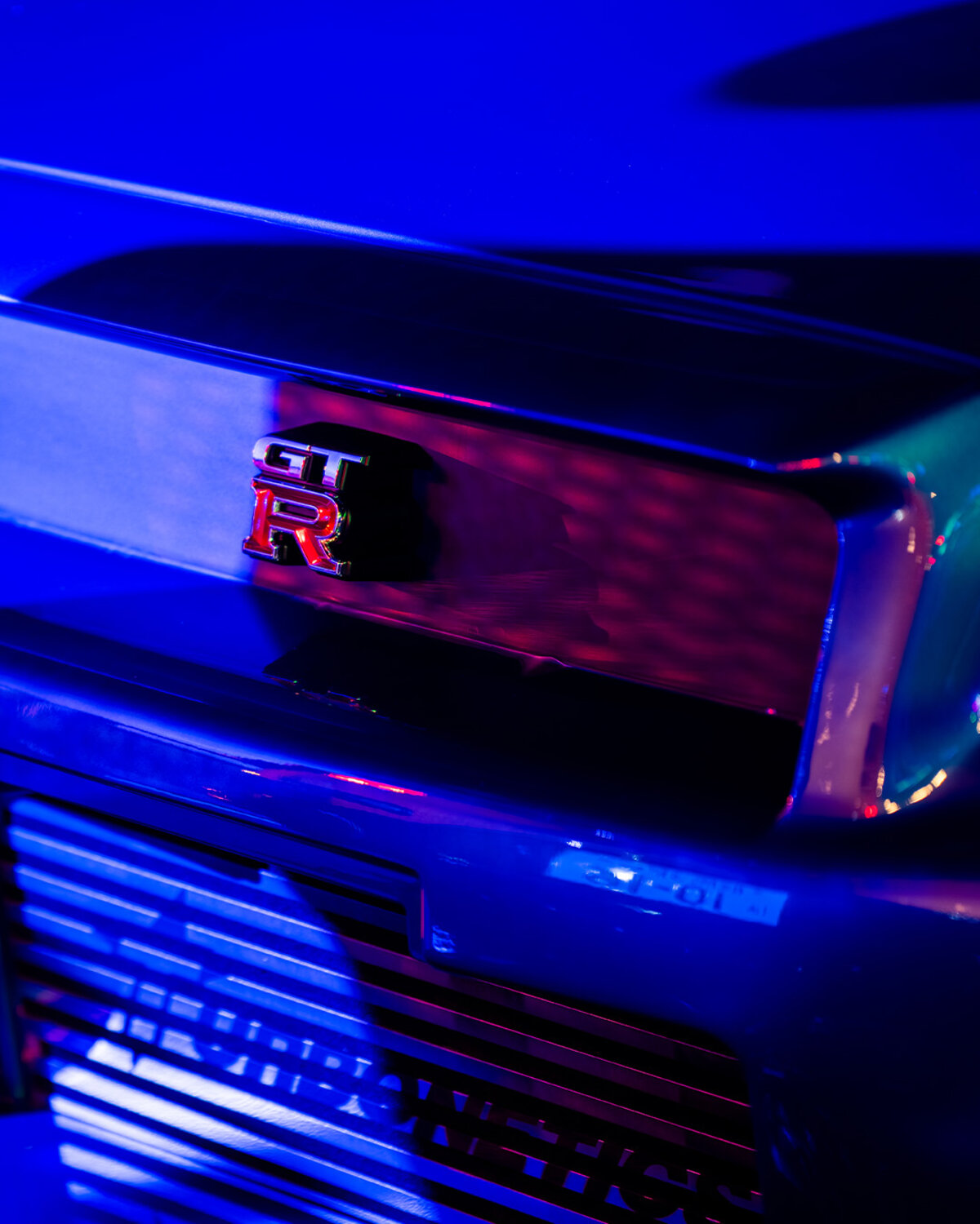 Nissan Skyline GT-R R34 badge on a Hollywood Drift ride vehicle