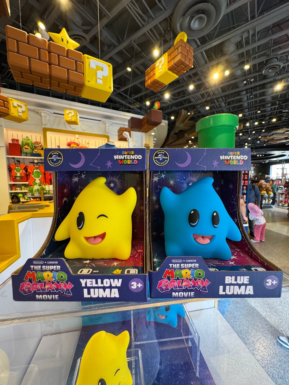 Luma Shoulder Pal close-up, blue and yellow available