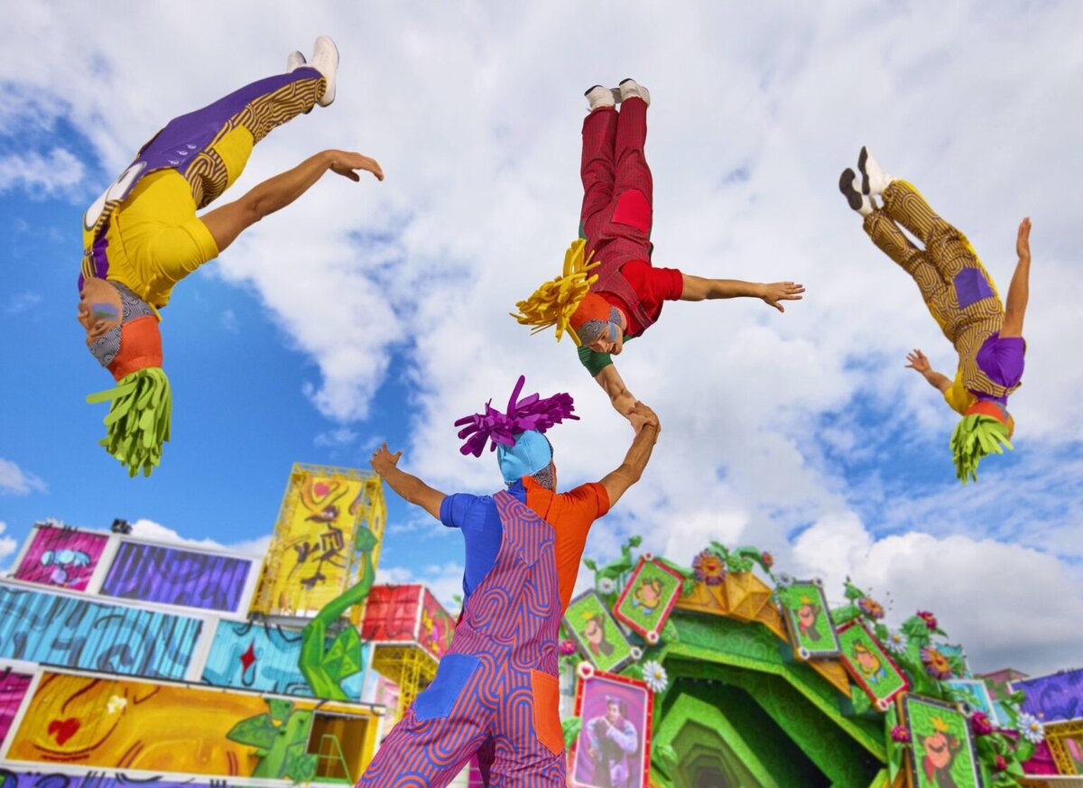 Performers from Alice and the Queen of Hearts Back to Wonderland at Disneyland Paris