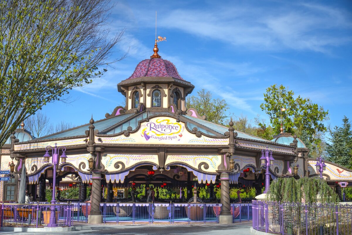 Raiponce Tangled Spin attraction with Art Nouveau theming at Disney Adventure World