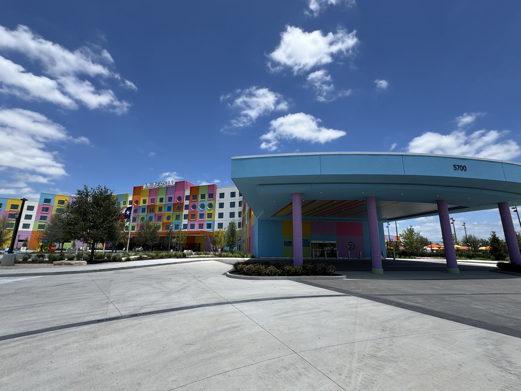 Universal Kids Resort hotel entrance and porte-cochere in Frisco, Texas