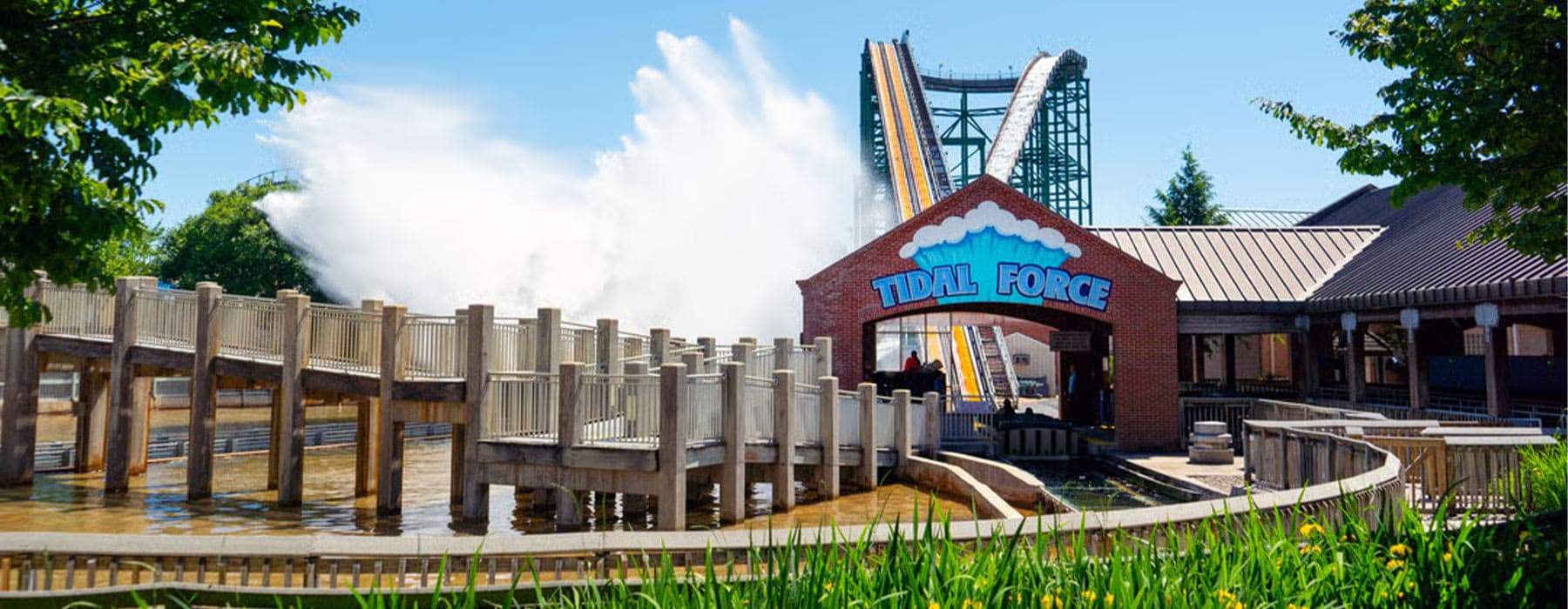 Tidal Force boats hitting the splashdown at Hersheypark