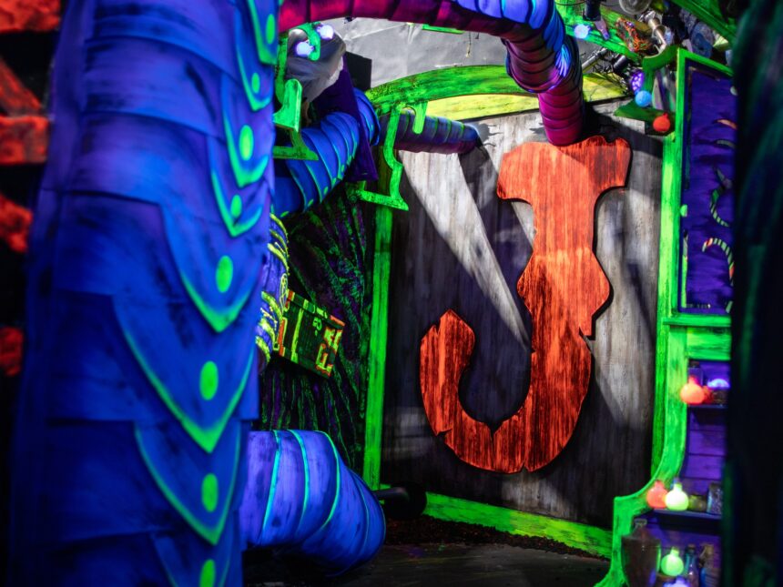 Universal Orlando Publishes 2026 HHN Guide in Portuguese